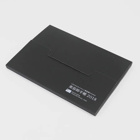 A4サイズのロック付たとう式箱(表:黒カラー段ボール+白1色印刷)