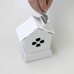 かわいいクローバーの窓がついたロッジ型の段ボール貯金箱