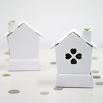 かわいいクローバーの窓がついたロッジ型の段ボール貯金箱